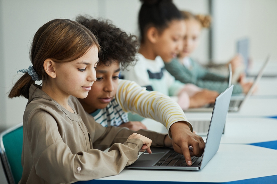 Niños usando un ordenador